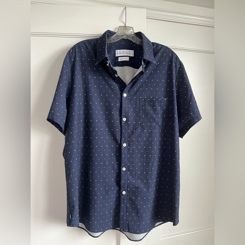 Mizzen and main men’s dress shirt that is light weight and breathable